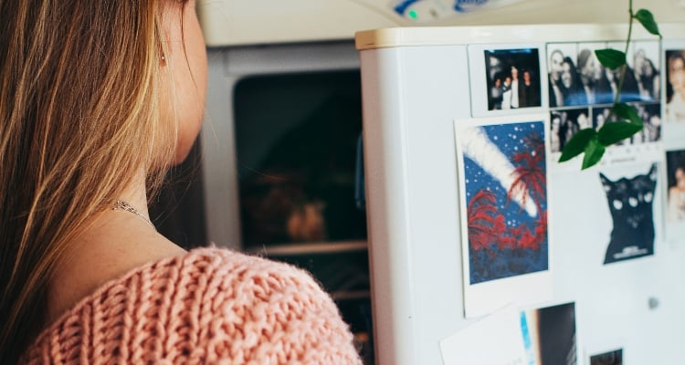 mujer refrigerador como limpiarlo cada cuanto tiempo