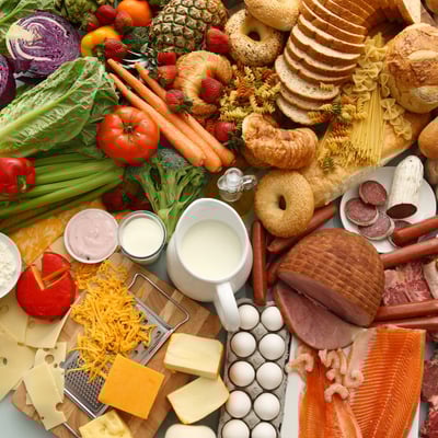 imagen de frutas, verduras, lácteos y carnes perecibles.
