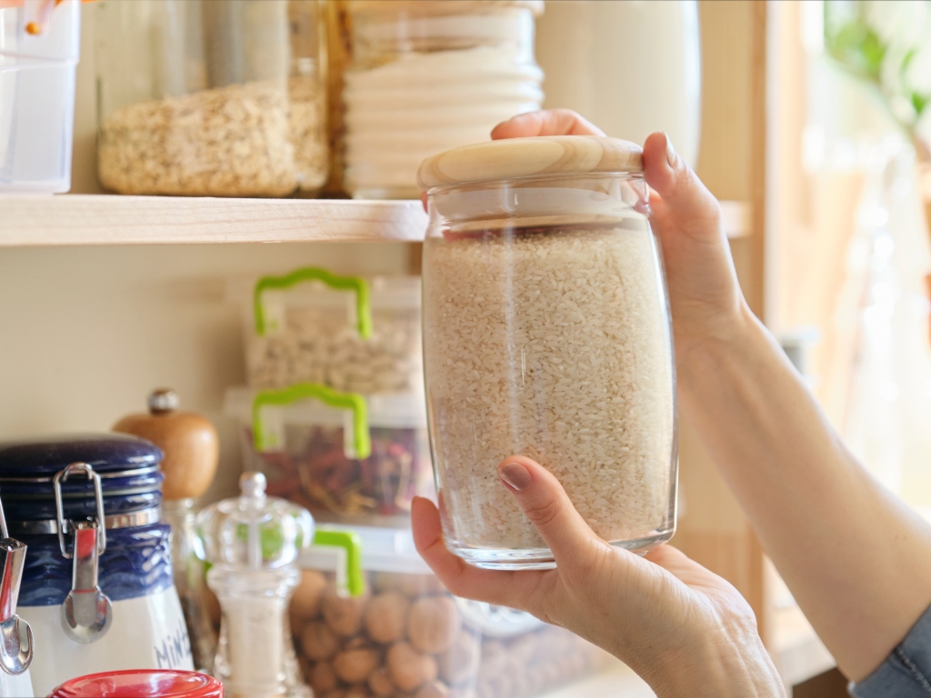 Frasco hermético con arroz en una despensa para prevenir huevos de gusano en alimentos secos.