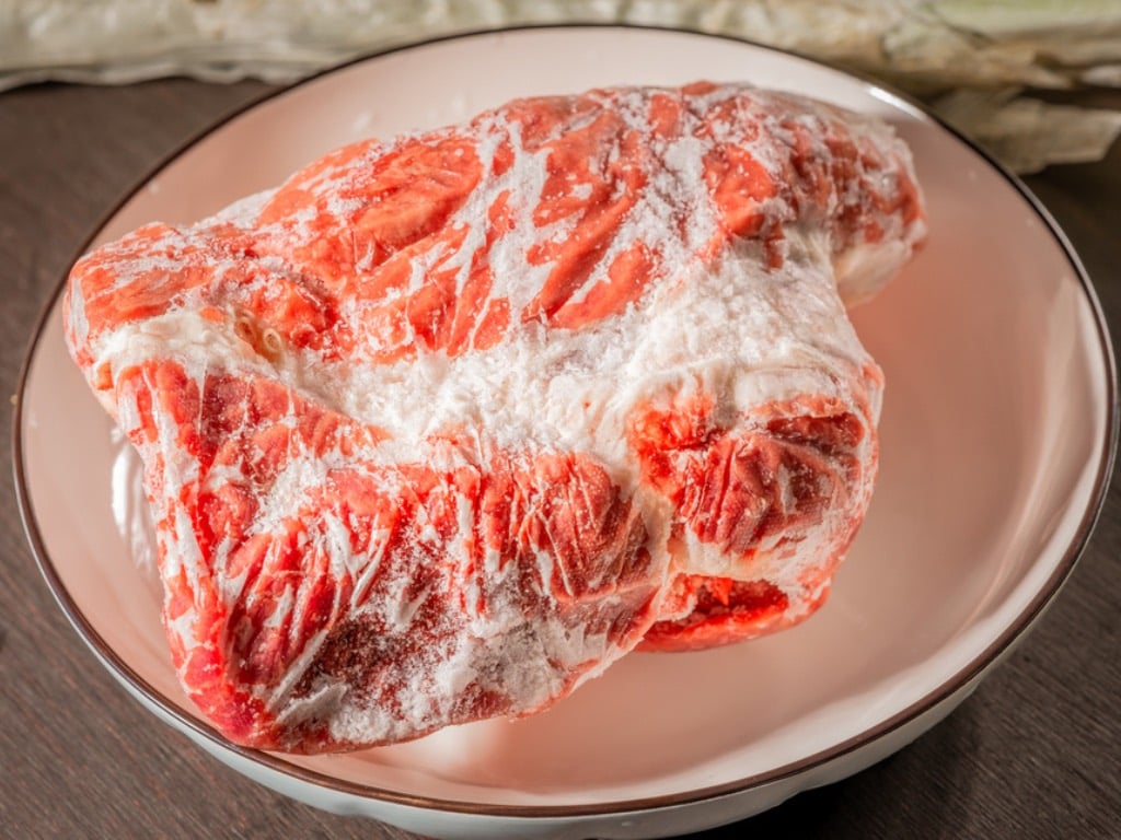 carne congelada sobre un plato