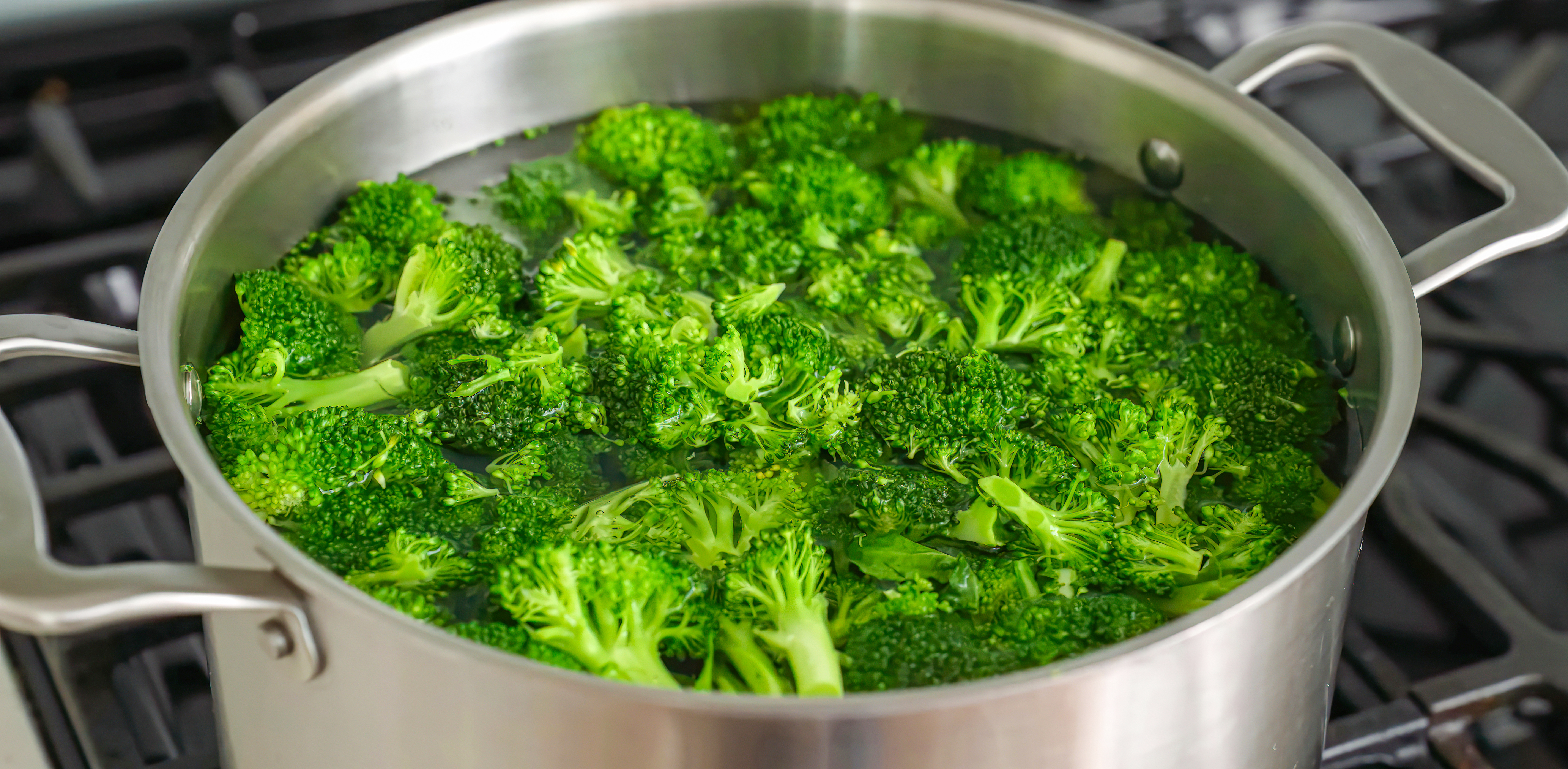 brócoli siendo blanqueo en olla de aluminio