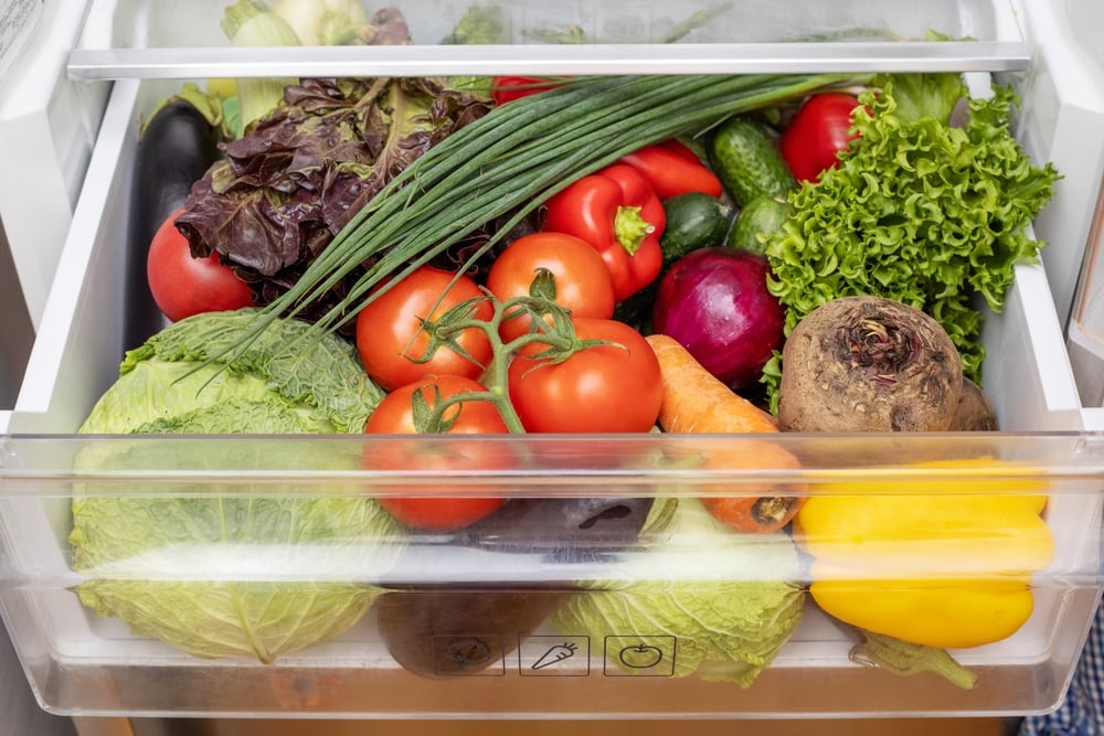 como guardar las verduras en el refrigerador. Distintos tipos de veruras en una cajonera de la nevera