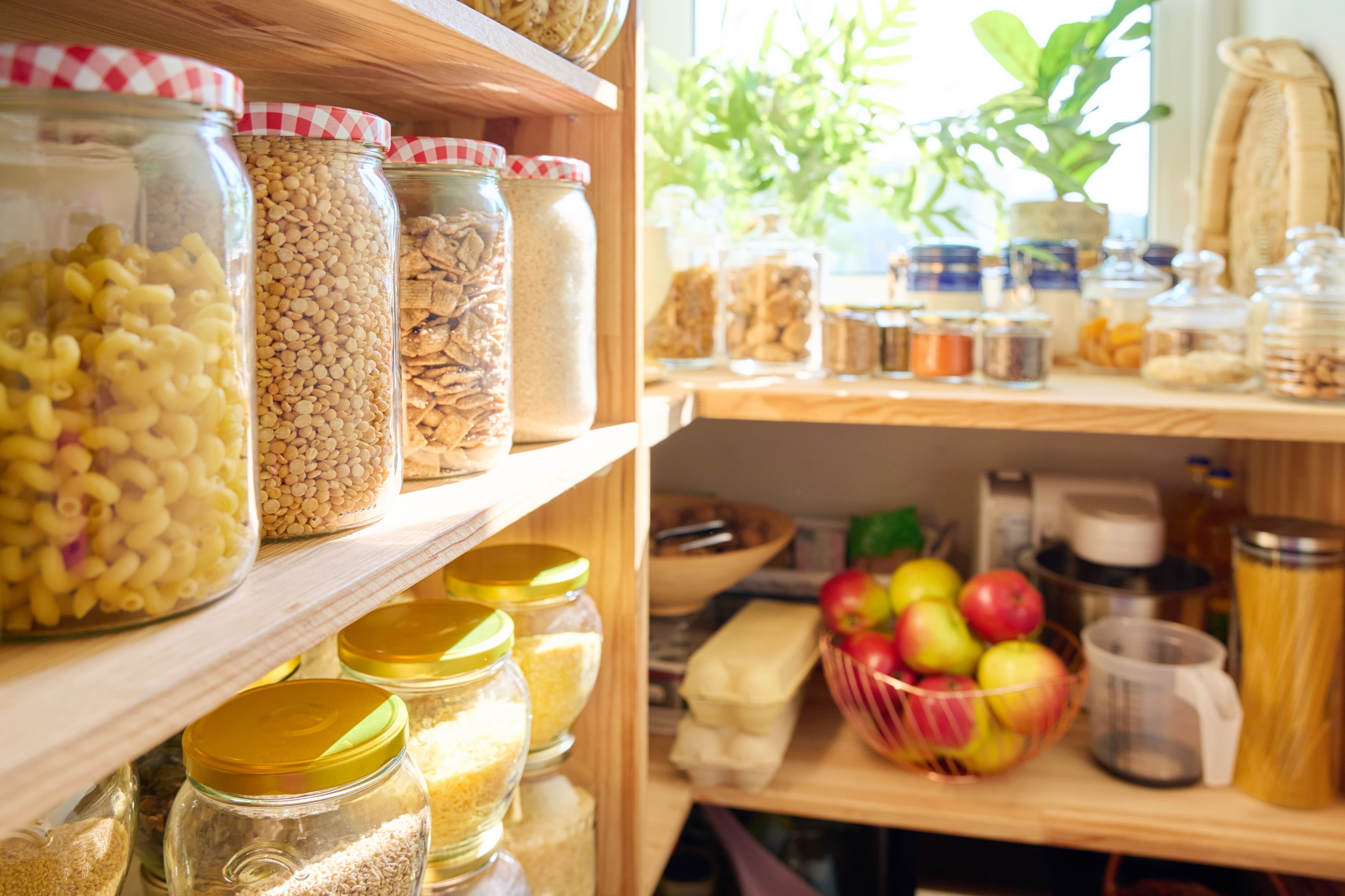 despensa del hogar con alimentos en recipientes herméticos