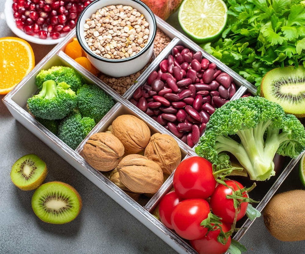variedad de alimentos sostenibles como legumbres, frutos secos, verduras y frutas