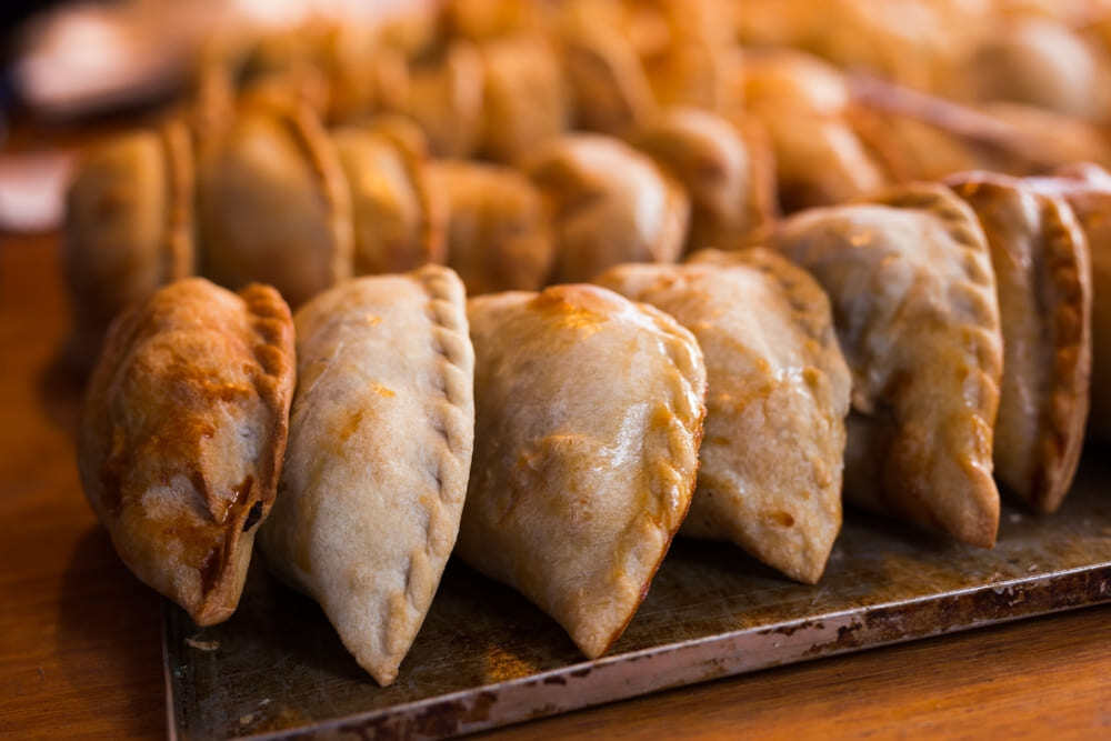 empanadas sin gluten horneadas sobre tabla de madera