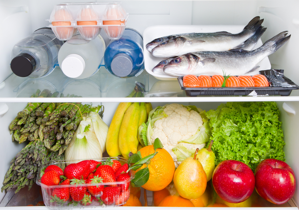 cuanto dura la comida en el refrigerador. imagen de frutas, verduras, huevo y pescado en el interior de un refrigerador